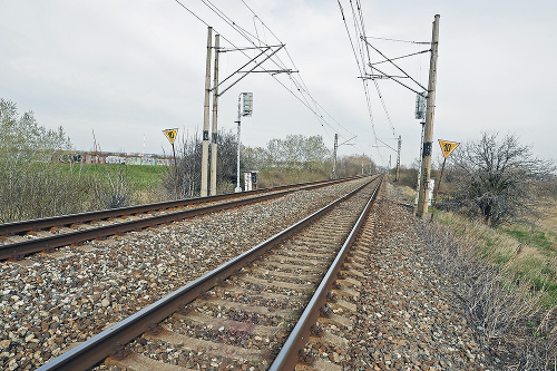 MIESTO TRAGÉDIE: Policajti našli bezvládne Gauliederovo telo na železničnej trati pred Trnovcom nad Váhom (okr. Šaľa).