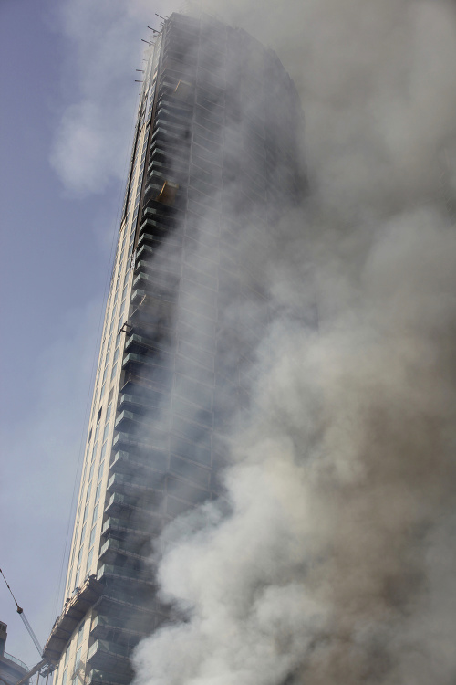 Rozsiahly požiar vypukol na stavbe výškovej budovy.