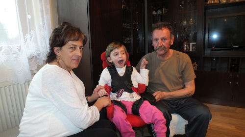 O dievčatko sa po strate rodičov starajú jej starkí, babka Emília (49) a dedko Vladimír (50).