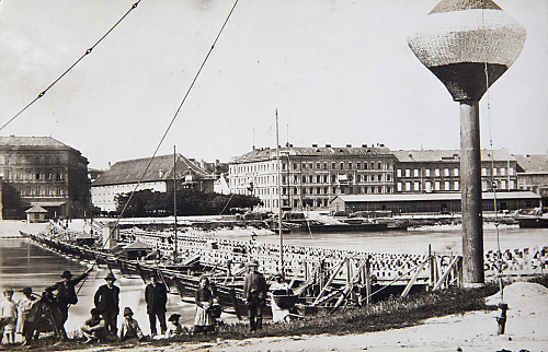 Pred rokom 1888 - Člnkový most cez Dunaj so sýpkou.