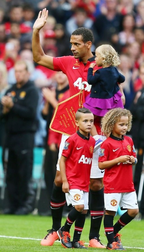 Futbalista so svojimi deťmi pri jednom z triumfov, ktoré dosiahol v drese United.

