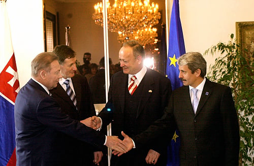 Začiatkom mája 2004 sa k Európskej úniipridalo aj Slovensko.