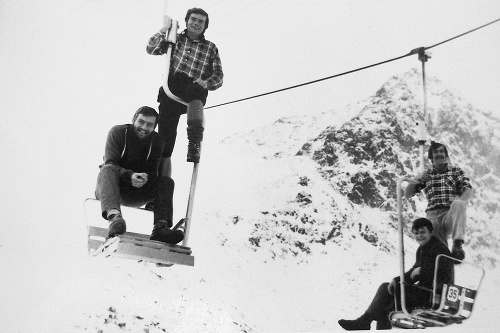 1969 - Juraj (druhý zľava) pri kontrole starej jednomiestnej lanovky.