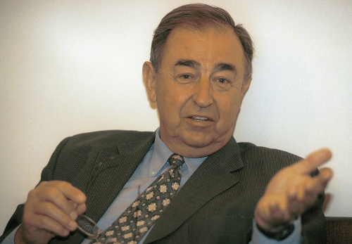 Vo veku 83 rokov zomrel chirurg Vladimír Kočandrle (na snímke z 6. júna 2001).