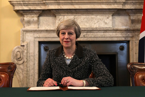 Premiérka Theresa Mayová spustila dvojročný proces odchodu Britov.