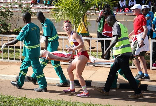 Vyčerpané atlétky potrebovali v cieli pomoc záchranárov.