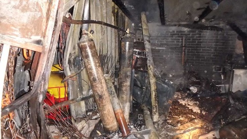 V prístavbe pri rodinnom dome hasiči našli vybuchnutí fľašu od acetylénu. 