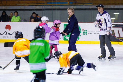 Zdeno Cíger sa zúčastnil akcie Dajte deti na hokej v Ružinove.