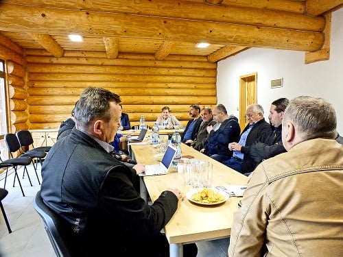 Nespokojní starostovia malých obcí na Slovensku sa stretli pri Dobšinskej ľadovej jaskyni.