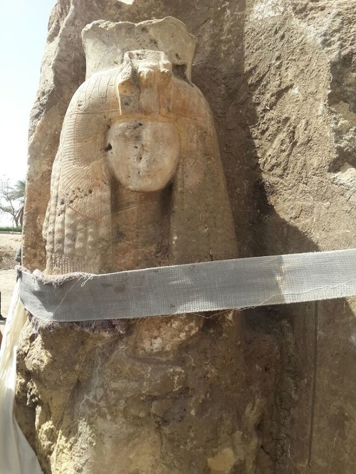 Artefakt našli archeológovia pod nadvihnutým kolosom kráľa Amenhotepa III.