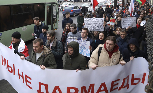 Počas víkendových protestov v Bielorusku zadržali od 400 do 700 ľudí.