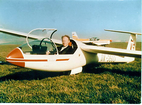 Gejza Markovič lieta na vetroňoch aj malých motorových lietadlách od roku 1949.