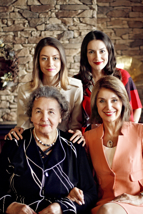 Tri generácie žien Heribanových: Babsy (26), Tami (30), Alenka (61), babička Mária (81).))
