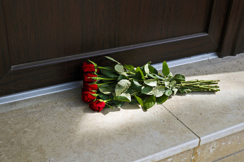 Ruže: Kvety na pamiatku statočného muža.