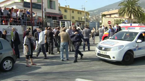 Na snímke z TV policajti uzatvárajú areál strednej školy po streľbe v meste Grasse na juhu Francúzska 16. marca 2017. 