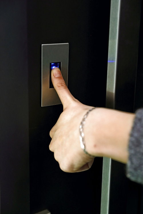 Inteligentné dvere možno otvoriť kľúčom, odtlačkom prsta či diaľkovým ovládačom.