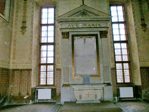 V kaštieli je aj kaplnka so zachovanými maľbami a klenbovým stropom.