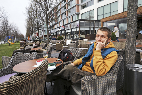 Turista Javor (32) z Ukrajiny si vychutnáva pekné počasie pri pive.