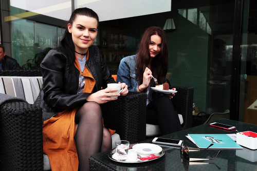 Skvelý dezert a káva. Takto si predstavujú príjemné popoludnie študentky Kristína (20) a Rebeka (21).