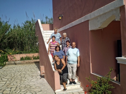 Manželia Slávka a Michal si pri odchode z Grécka urobili s kamarátkami foto.