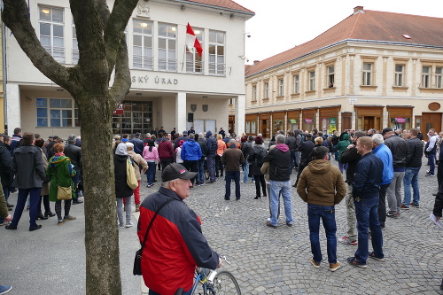 Približne 200 ľudí sa zúčastnilo protestnej akcii proti spoplatneniu parkovania v Trenčíne.