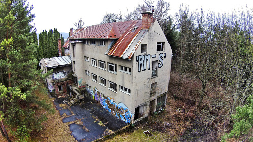 Budova bývalého sanatória je spustnutá a chátra.