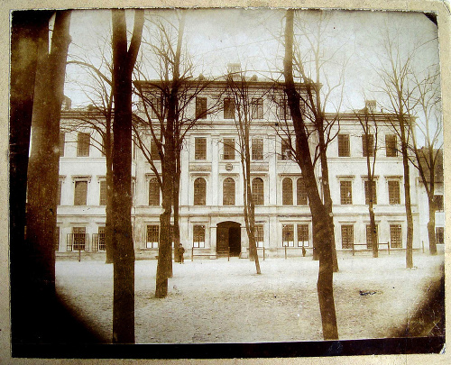 1858 - Historik chcel budovu spojiť s jej históriou. To mu však nevyšlo. 
