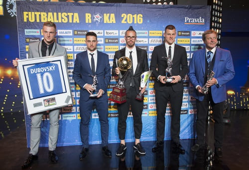 Na snímke zľava získal cenu Petra Dubovského Milan Škriniar (Sampdoria Janov), 3. miesto Róbert Mak, futbalista Marek Hamšík s cenou za 1. miesto, 2. miesto Martin Škrtel a cena pre najlepšieho trénera roka 2016 Ján Kozák.