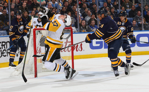 Crosby prišiel v závere zápasu o dva predné zuby po zásahu vysokou hokejkou do tváre od Evandera Kanea. 