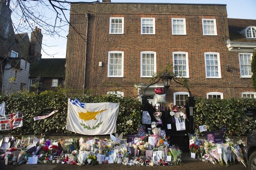 Fanúšikovia zavalili vchod do domu zosnulého Georgea Michaela kvetmi.