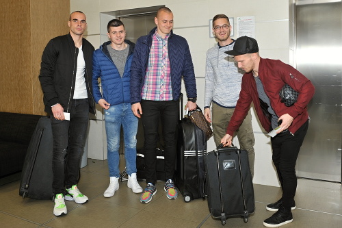 Slovenskí futbaloví reprezentanti do 21 rokov, zľava Matúš Hruška, Lukáš Skovajsa, Adrián Chovan, Branislav Niňaj a Tomáš Brigant prichádzajú na zraz mužstva v Žiline