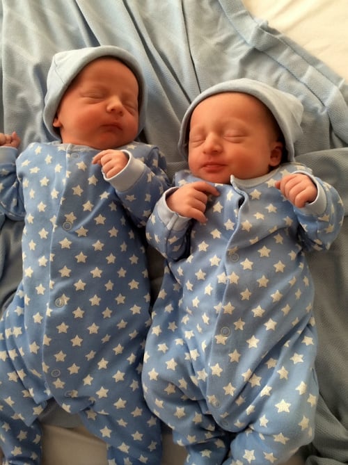 Páru sa narodili dvaja chlapci.