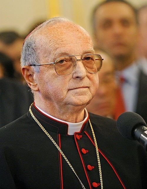 Vatikánsky nuncius Giordana trval na jeho odstúpení napriek tomu, že Bezák jasne zodpovedal mnohé ponižujúce otázky, ktoré mu predložili. 
