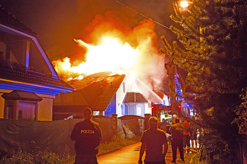 Do tla: Šľahajúce plamene kompletne zničili strechu rodinného domu.