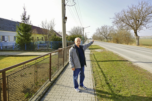 Terezkin otec ukazuje na cestu medzi Častkovcami a Podolím, po ktorej malo dievčatko odísť.