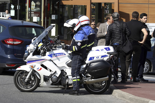 Francúzski policajti vyšetrujú v areáli strednej školy po streľbe v meste Grasse na juhu Francúzska 16. marca 2017. 