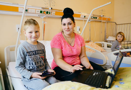 Daniel (5) s mamou Katarínou (27) sú spokojní, že môžu wifi využívať.