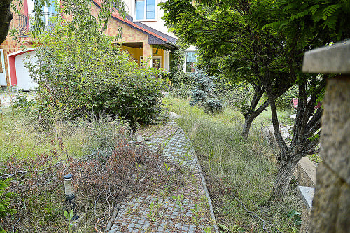 2014 - Dom pred troma rokmi chátral a jeho okolie nebolo upravené. 