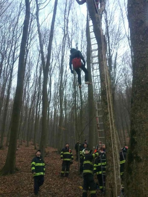 Paraglajdistovi zo stromu pomohli hasiči. Mal šťastie, nezranil sa. 