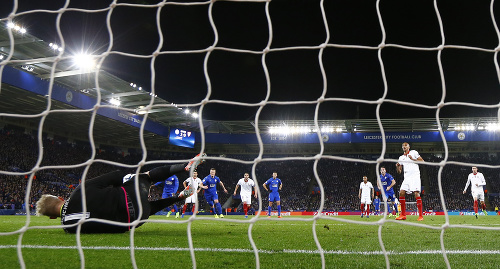 Kasper Schmeichel chytá pokutový kop.