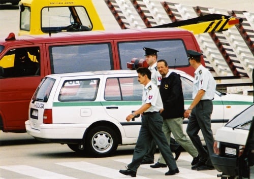 2002 - Priletel z Juhoafrickej republiky, kde ho zatkli a eskortovali na Slovensko. 