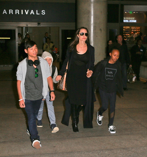 Angelina s deťmi na losangelskom letisku.
