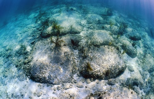Cesta: V oceáne neďaleko bahamského ostrova Bimini sa našiel asi 800-metrov dlhý pás kameňov.