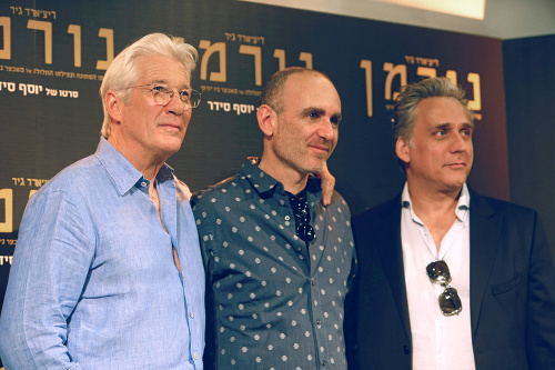 Zľava herec Richard Gere, režisér Joseph Cedar a herec Lior Ashkenazi v Jeruzaleme po premietaní filmu Norman: The Moderate Rise And Tragic Fall Of A New York Fixer.