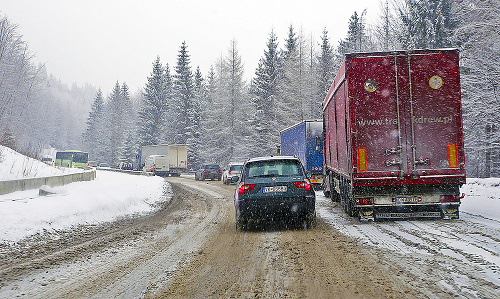 Ranné sneženie skomplikovalo dopravu, sneh sa stále drží na Čertovici.