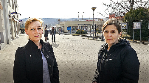Nataša Beňačková (43) a Silvia Bezáková(38), operátorky vo výrobe.