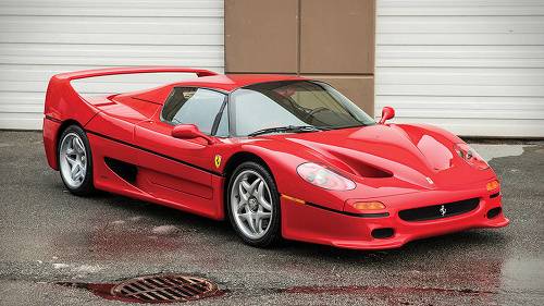 Tysonove Ferrari F50 sa bude dražiť.