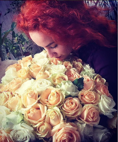 Mladé rusky sú ochotné zaplatiť za prenájom kytice ruží na 10 minút. 