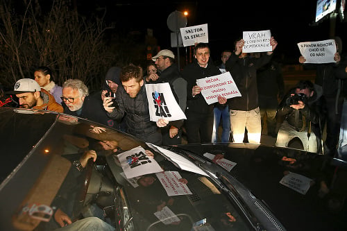 Pred televíziou sa zhromaždilo niekoľko protestujúcich. 