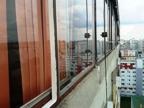 Sokol myšiar sa zahniezdil na 12. poschodí petržalského paneláka.